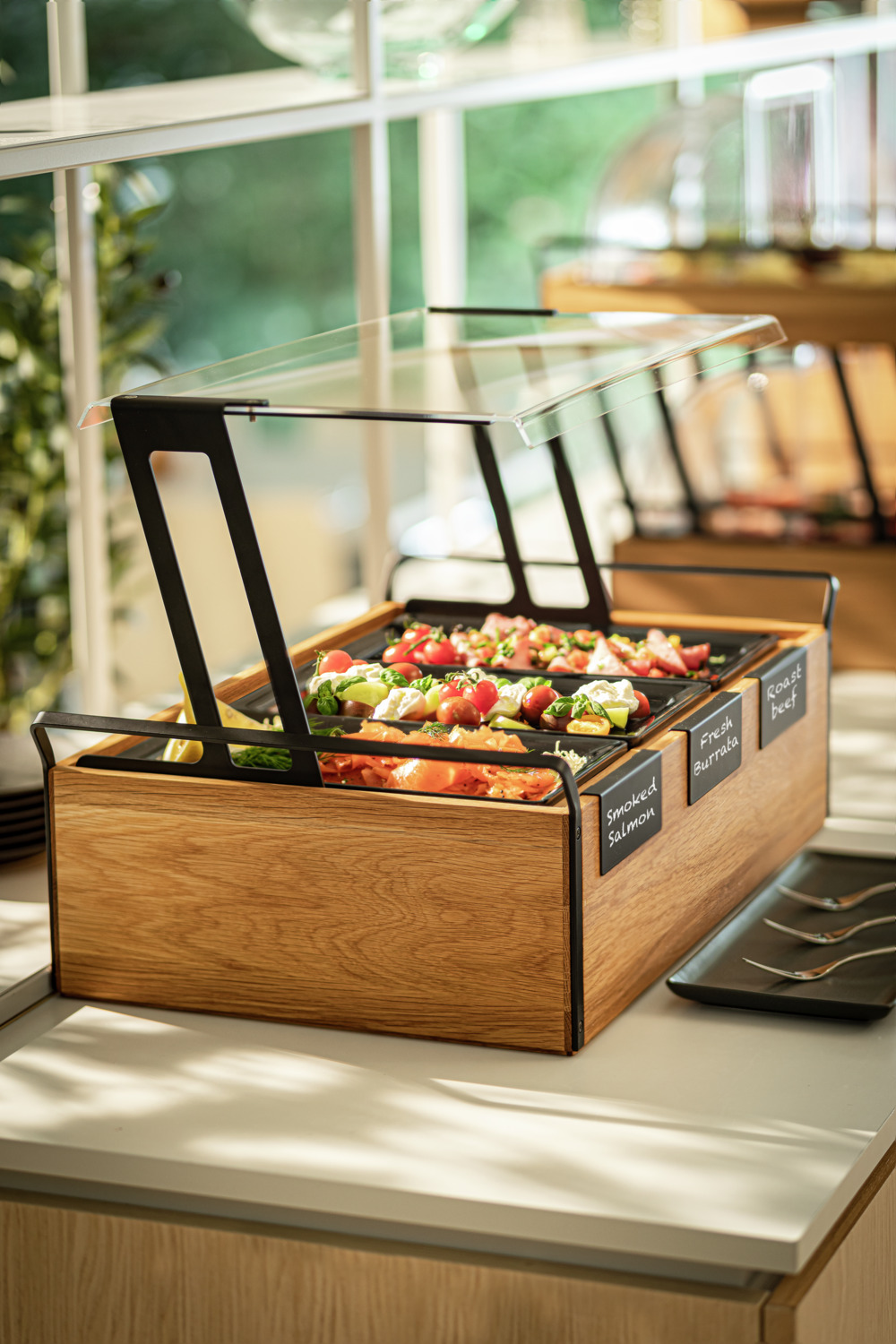 Vitrină frigorifică VEGA Esino Tavă de răcire pentru bufet GN 1/1 cu bază din lemn de stejar și 2 recipiente GN 1/2 din melamină neagră, 61.9x38.6x20.9 cm