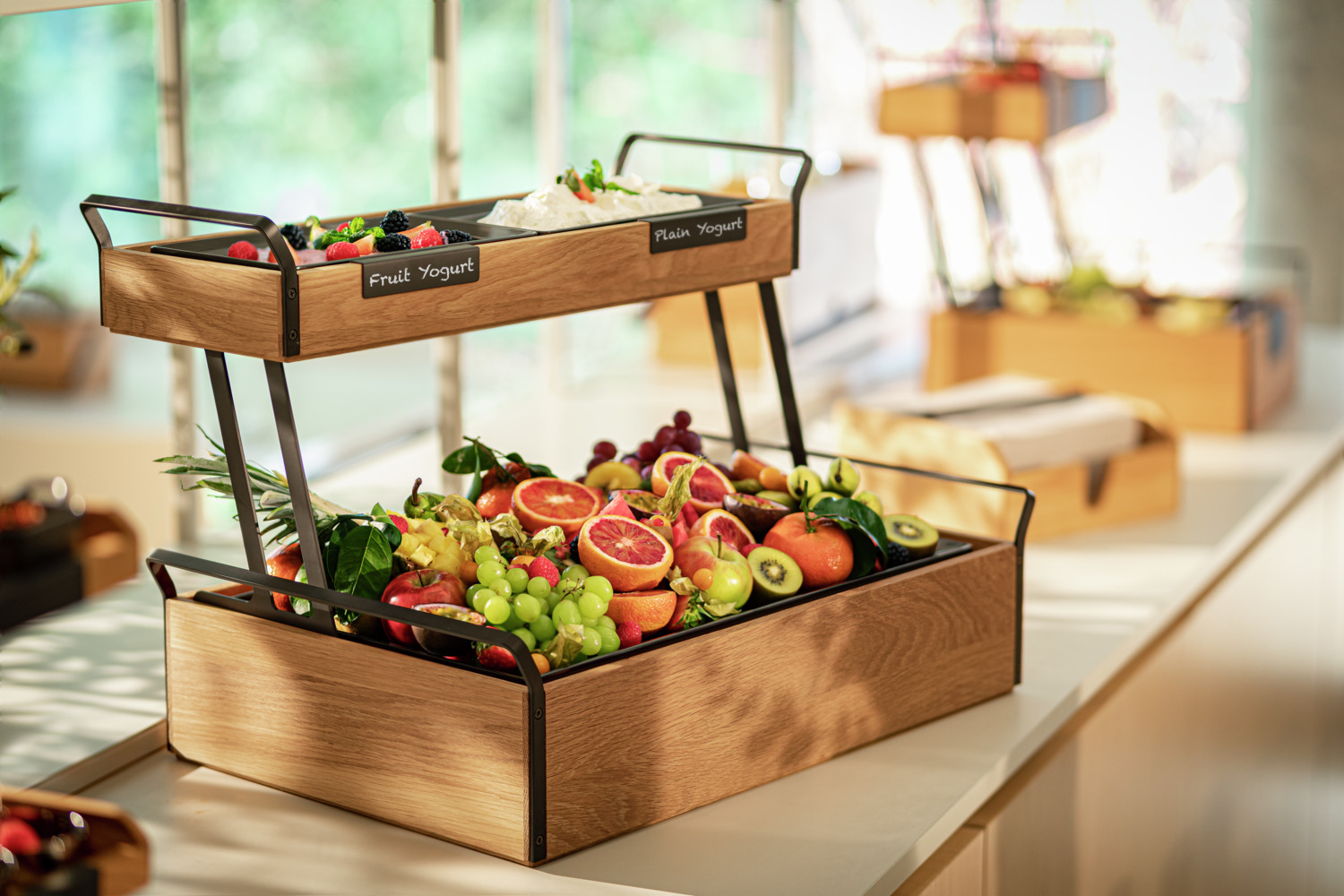 Vitrină frigorifică VEGA Esino Tavă de răcire pentru bufet GN 1/1 cu bază din lemn de stejar și 2 recipiente GN 1/2 din melamină neagră, 61.9x38.6x20.9 cm