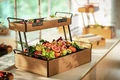 Vitrină frigorifică VEGA Esino Tavă de răcire pentru bufet GN 1/1 cu bază din lemn de stejar și 2 recipiente GN 1/2 din melamină neagră, 61.9x38.6x20.9 cm