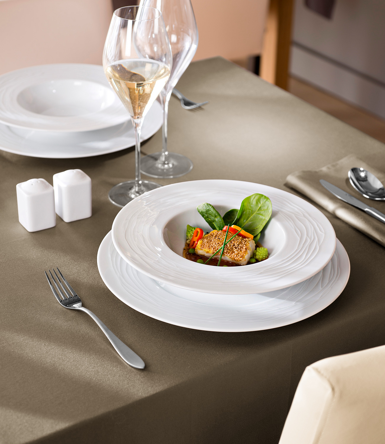 VEGA Taifun Porcelain Flat Plate, 31 cm, 4 pcs, White with Extravagant Relief Rim Pattern, Dishwasher and Microwave Safe