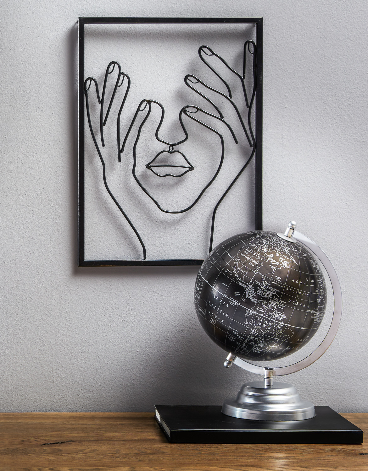 Glob Decorativ Vega Verden, Sfera Decorativa din Metal si Plastic, Argintiu si Negru, 20 x 28 x 23 cm