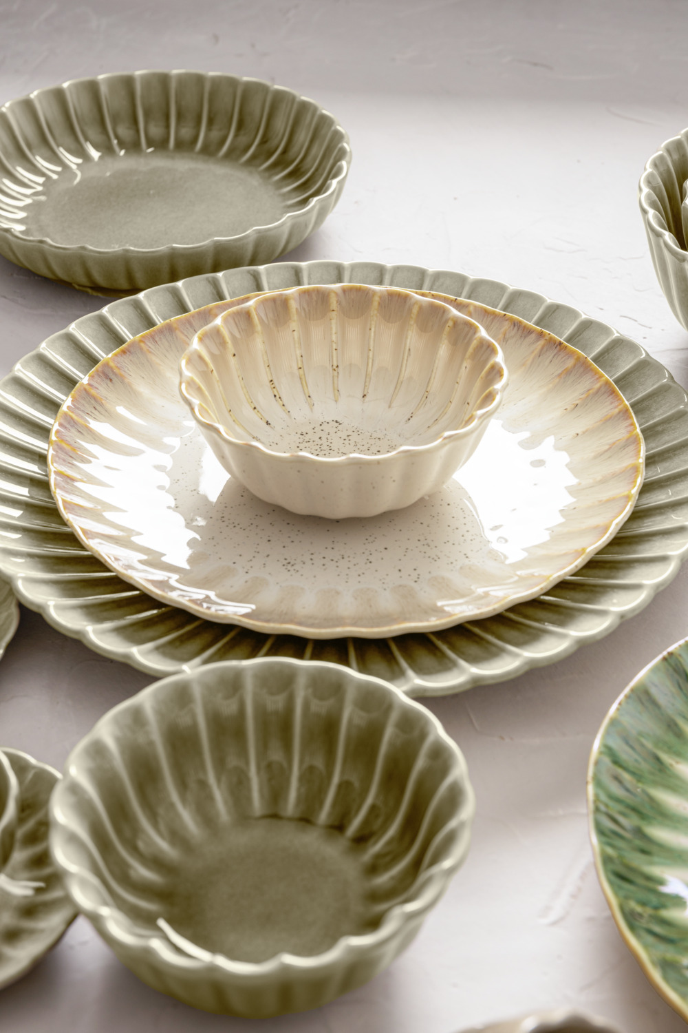 VEGA Flora Deep Plate, 23 cm Porcelain Pasta Bowl with Floral Relief, Grey, Dishwasher and Microwave Safe, 300 ml