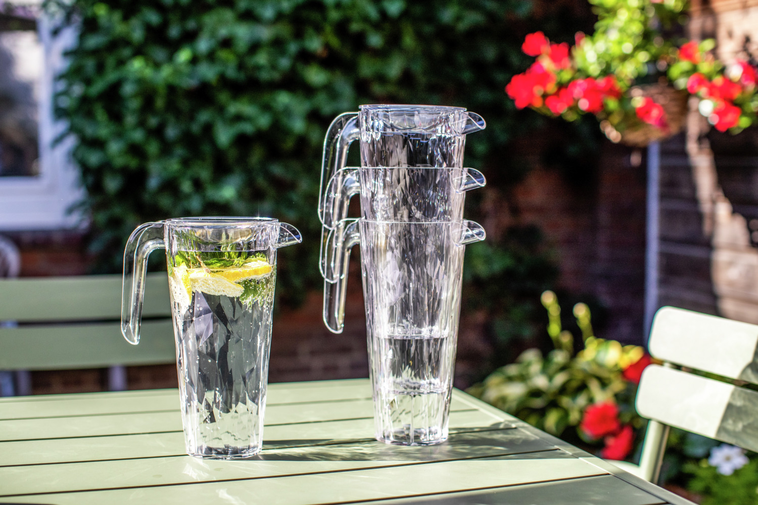 Pitcher Koziol Club Superglas 1.5L din Plastic Tehnologic Innespurtabil, Design Facetat Rezistent la Impact cu Capac Rotativ, Transparent