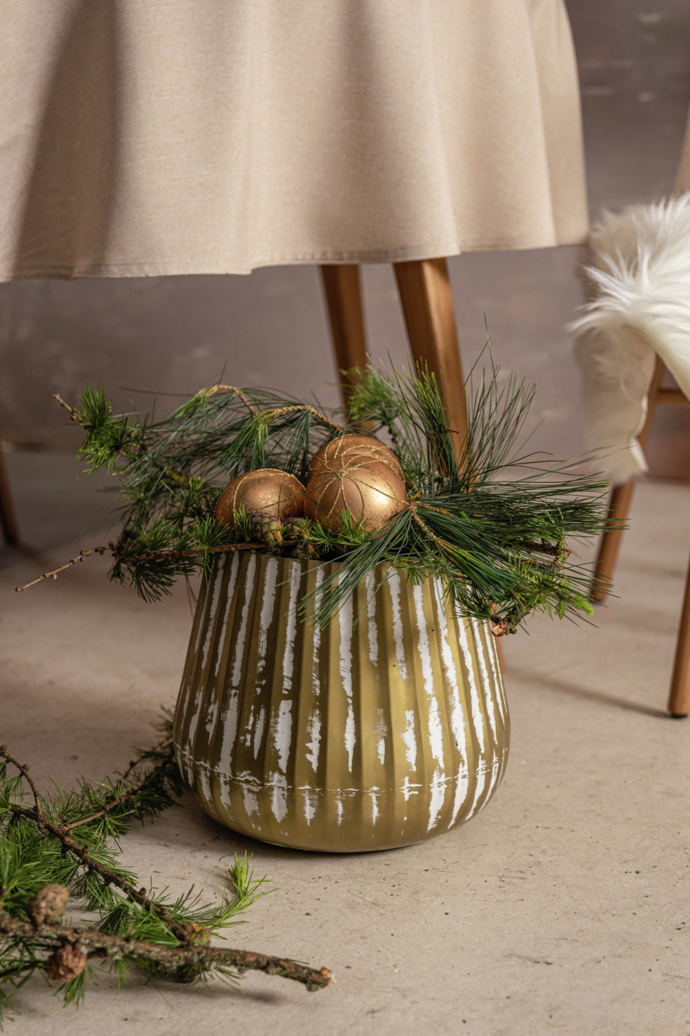 LUSINI Solutions GmbH Enija Vintage Aluminum Indoor Planter, Beige/Gold, Ribbed Corrugated Surface with Distressed Paint Finish