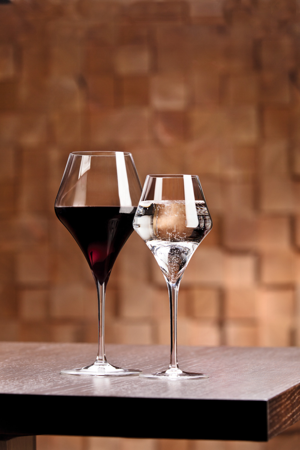 Vega Society Red Wine Glass, 500ml Fine Crystal Glass, 23cm Height, Angular Geometric Design, Polished Rim, Dishwasher Safe