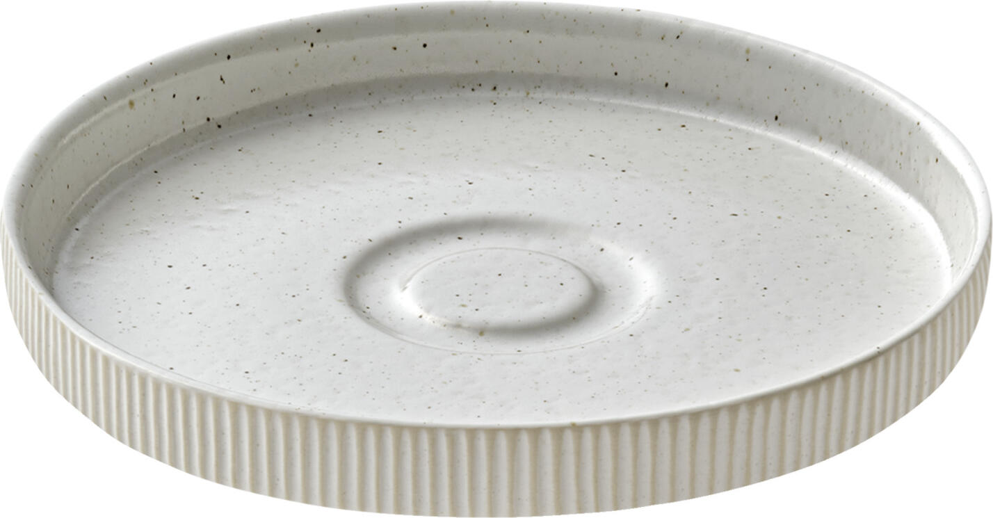 Playground BHS tabletop AG Saucer Nara Relief Untertasse Nara Relief Saucer Nara Relief; 15x2.5 cm (ØxH); white; round; 6 piece / pack Untertasse Nara Relief; 15x2.5 cm (ØxH); weiß; rund; 6 Stück / Pack Designed for ambitious gastronomy, NARA is an extensive stoneware collection that creates an attractive contrast between smooth inner surfaces and highly structured outer surfaces thanks to its handcrafted finish. The filigree feet are barely visible, giving the products a floating effect. The patina-like Craquelle glazes available in various earthy tones and a matt black, as well as the smooth or reclaimed finish of the outer wall, allow endless combination possibilities for attractive food presentations. Entworfen für die ambitionierte Gastronomie ist NARA eine umfangreiche Steinzeug-Kollektion, welche durch seine handwerkliche Verarbeitung einen reizvollen Kontrast zwischen glatten Innenflächen und stark strukturierten Außenflächen schafft. Die filigranen Standfüße sind kaum zu sehen, dadurch verleihen sie den Produkten einen schwebenden Effekt. Die angebotenen patinaartigen Craquelle-Glasuren in unterschiedlichen Erdtönen und einem mattten Schwarz, sowie die glatte oder rekierfierte Ausführung der Außenwandung ermöglichen unendliche Kombinationsmöglichkeiten für ansprechende Speisenpräsentationen.
