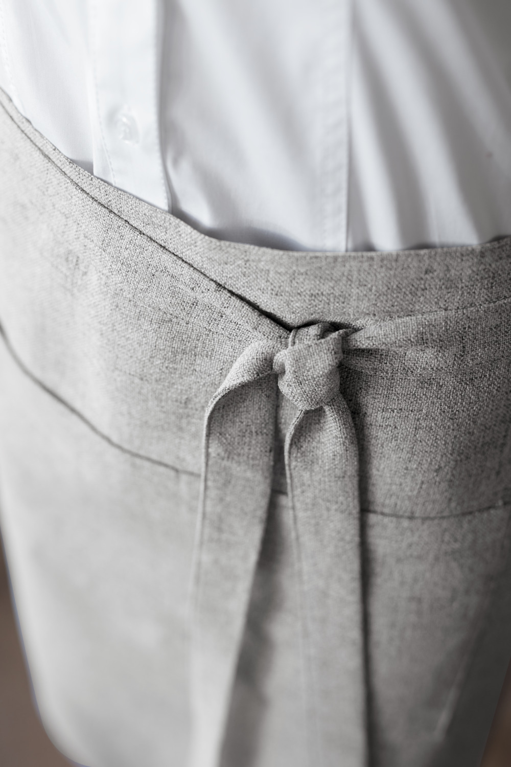 JOBELINE Mora Waist Apron, 60 x 100 cm, 100% Polyester Linen Look, Wrinkle-Resistant, 2 Front Pockets and 2 Pen Pockets, Light-grey, OEKO-TEX Standard 100