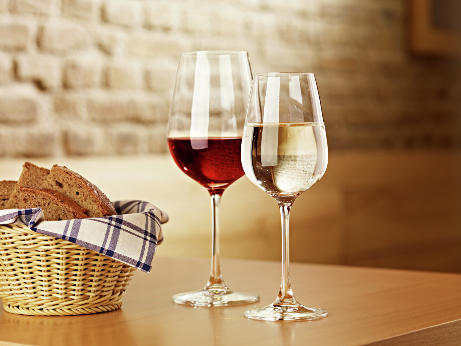 VEGA Medina Red Wine Glass, 480ml High-Quality Crystal Glass, Slender Tall Goblet with Thin Rim, Dishwasher-Safe for Professional Catering