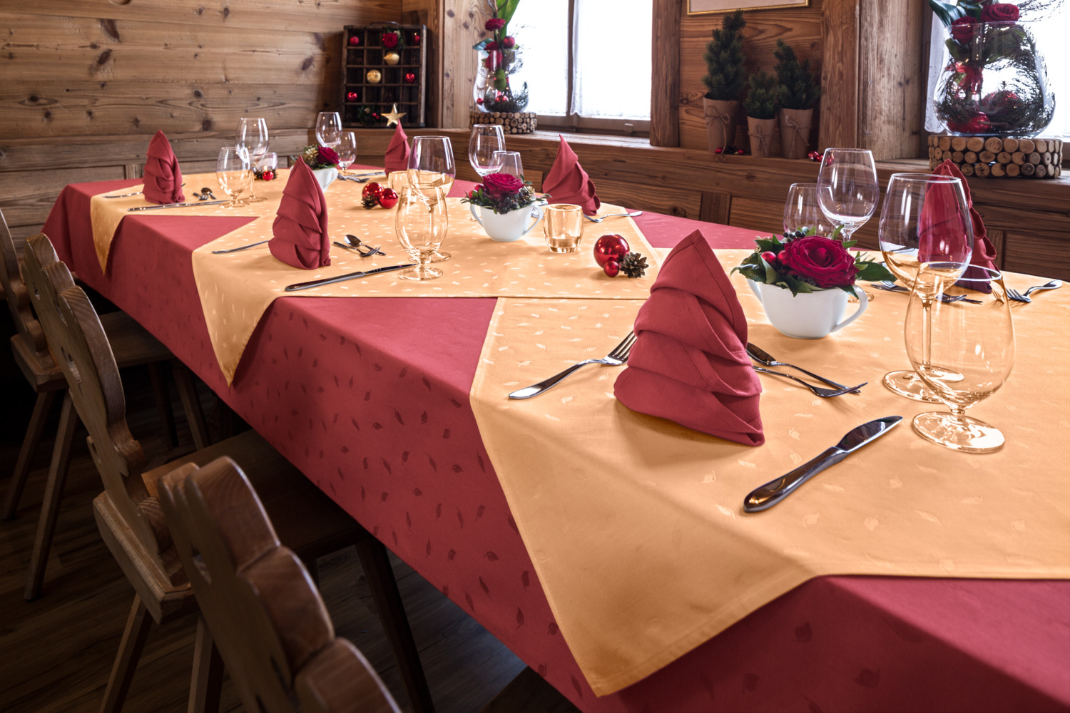 ERWIN M. LUSINI Solutions GmbH Yardware Augsburg Meterware Augsburg Yardware Augsburg; 250 cm (W); burgundy Meterware Augsburg; 250 cm (B); burgund High-quality damask yardware with fine leaf pattern. The subtle dessin gives your rooms a refined, elegant atmosphere. The semi-twill quality of this yardware is adapted to the needs of the gastronomy. Embroidery possible. For special sizes highly recommended! Use our sewing service. Special sizes on request up to 280 cm width. 100 % cotton, warp twisted, mercerized, 95° wash, chlorine-resistant. Weight approx. 190 g/sqm. Meterware Augsburg Neu Gestalten Sie mit der Meterware Augsburg Neu Ihre Gast- und Speiseräume ganz nach Ihren Vorstellungen! Die hochwertige Damast-Tischwäsche kann für vielerlei Zwecke zum Einsatz kommen, sowohl als funktionales Tischtuch beim Essen als auch als dekoratives Element, das Räumlichkeiten eine elegante, gepflegte Atmosphäre verleiht. Mit ihrer Halbzwirnqualität und unkomplizierten Handhabung ist die Tischdecken-Meterware mit feinem Blättermuster ideal auf die Anforderungen von Gastronomie und Hotellerie abgestimmt. * Damast-Tischwäsche der neuen Augsburg-Serie als Meterware * zeitlose, elegante Optik * feines Dessin mit filigraner Blattmusterung * gezwirnte Kettfäden für Strapazierfähigkeit * in attraktiven Farben erhältlich * viele Kombinationsmöglichkeiten mit anderer Tischwäsche * Sondergrößen nach Ihren Bedürfnissen möglich – kontaktieren Sie unseren Nähservice! * aus 100% Baumwolle, mercerisiert für hohe Formstabilität beim Mangeln und eleganten dauerhaften Glanz * maschinenwaschbar bei 95 °C, chlor-echt * Gewicht 190 g/m² Wer die Gestaltung der Augsburg-Tischdecken liebt, kann seiner Kreativität mit der Meterware Augsburg Neu freien Lauf lassen. Ob als Decke für jeden Tag oder Tischläufer für festlich gedeckte Tafeln – die Tischwäsche mit feinem Dessin wertet Ihre Tischmöbel in jeder Form auf, zeugt von Stilbewusstsein und ist nicht zuletzt sehr pflegeleicht.