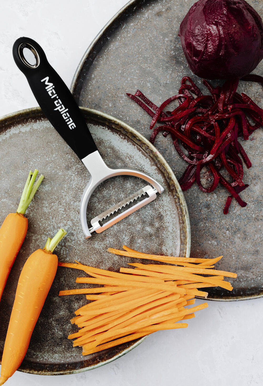 Microplane Professional Y Peeler, Julienne Stainless Steel Double Blade, Ergonomic Non-Slip Soft-Touch Handle, Y-Shaped Vegetable Peeler, 16.4 x 7.5 x 2.5 cm
