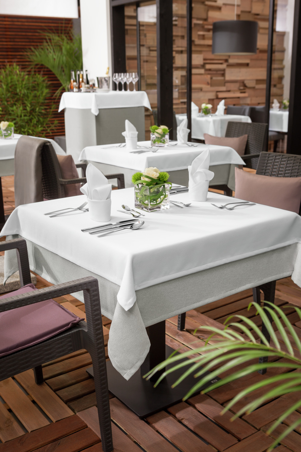 ERWIN M. LUSINI Solutions GmbH Tablecloth Ambita Jacquard Tischdecke Ambita Jacquard Tablecloth Ambita Jacquard; 80x80 cm (WxL); white; square Tischdecke Ambita Jacquard; 80x80 cm (BxL); weiß; quadratisch 100% polyester. Weight approx. 270 g/m². Timeless tablecloth made of fabric with structure. High quality envelope hem. High lightfastness. Stain resistant finish. Can be combined with Ambita smooth. Suitable for indoor and protected outdoor use. Particularly easy-care, hard-wearing and quick-drying. Personalization possible. 100 % Polyester. Gewicht ca. 270 g/m². Zeitlose Tischdecke aus Gewebe mit Struktur. Hochwertiger Kuvertsaum. Hohe Lichtechtheit. Fleckschutz-Ausrüstung. Kombinierbar mit Ambita glatt. Für den Innen- und geschützten Außenbereich geeignet. Besonders pflegeleicht, strapazierfähig und schnell trocknend. Personalisierung möglich.