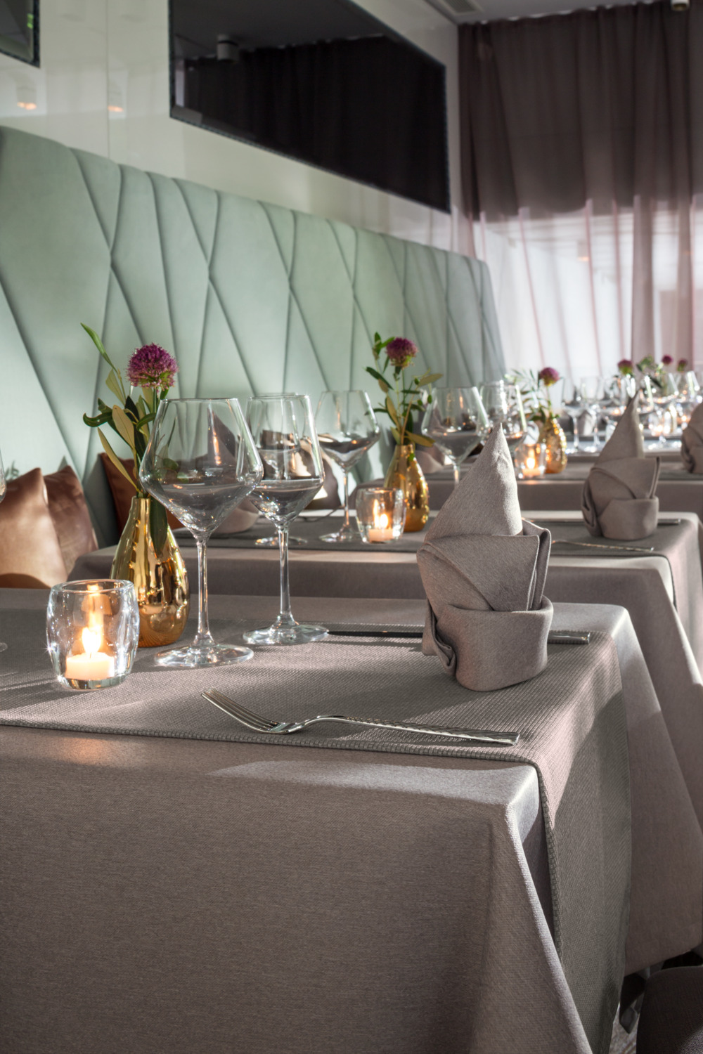 ERWIN M. LUSINI Solutions GmbH Tablecloth Ambita Jacquard Tischdecke Ambita Jacquard Tablecloth Ambita Jacquard; 100x100 cm (WxL); taupe; square Tischdecke Ambita Jacquard; 100x100 cm (BxL); taupe; quadratisch 100% polyester. Weight approx. 270 g/m². Timeless tablecloth made of fabric with structure. High quality envelope hem. High lightfastness. Stain resistant finish. Can be combined with Ambita smooth. Suitable for indoor and protected outdoor use. Particularly easy-care, hard-wearing and quick-drying. Personalization possible. 100 % Polyester. Gewicht ca. 270 g/m². Zeitlose Tischdecke aus Gewebe mit Struktur. Hochwertiger Kuvertsaum. Hohe Lichtechtheit. Fleckschutz-Ausrüstung. Kombinierbar mit Ambita glatt. Für den Innen- und geschützten Außenbereich geeignet. Besonders pflegeleicht, strapazierfähig und schnell trocknend. Personalisierung möglich.
