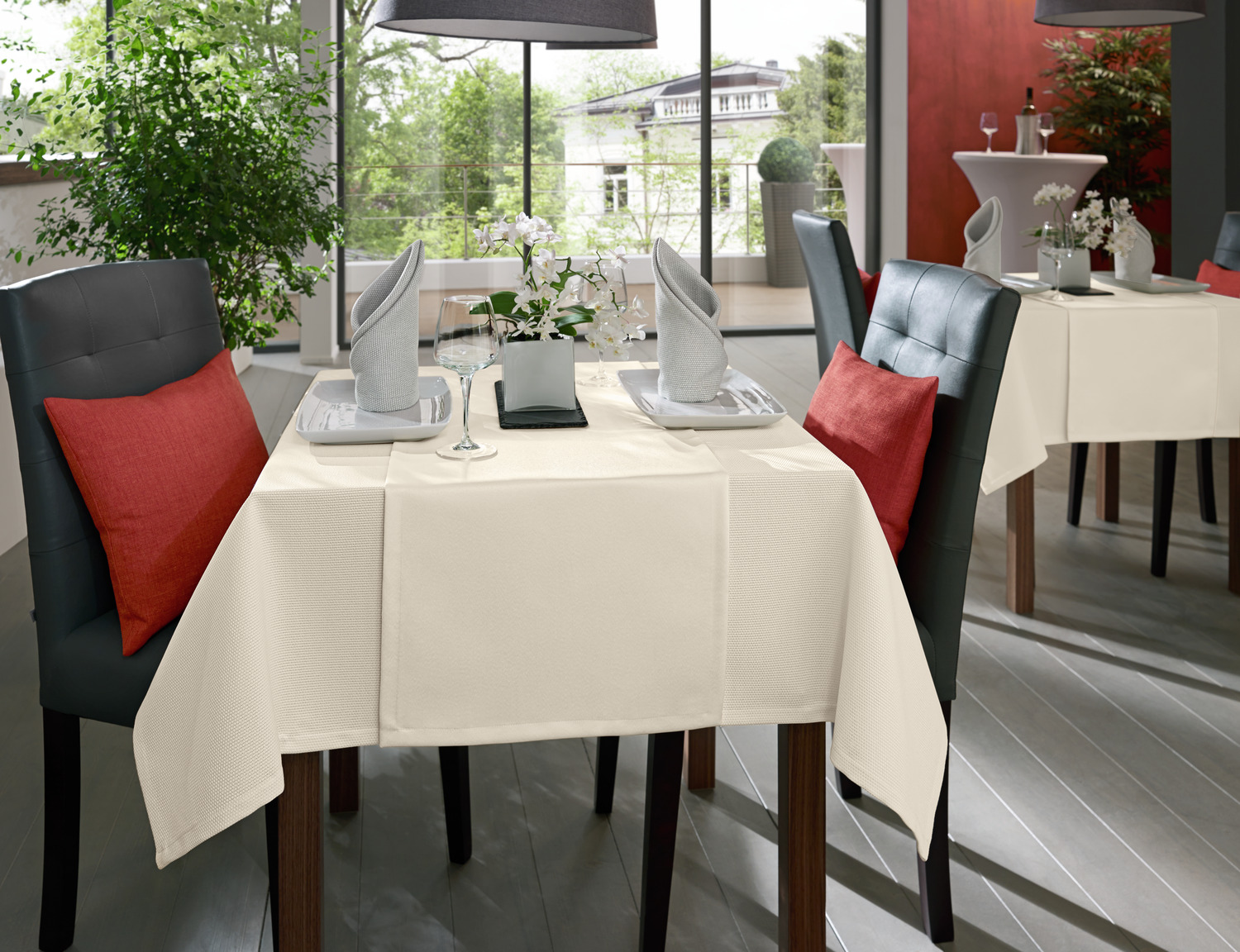 ERWIN M. LUSINI Solutions GmbH Tablecloth Ambita Jacquard Tischdecke Ambita Jacquard Tablecloth Ambita Jacquard; 130x130 cm (WxL); champagne; square Tischdecke Ambita Jacquard; 130x130 cm (BxL); champagner; quadratisch 100% polyester. Weight approx. 270 g/m². Timeless tablecloth made of fabric with structure. High quality envelope hem. High lightfastness. Stain resistant finish. Can be combined with Ambita smooth. Suitable for indoor and protected outdoor use. Particularly easy-care, hard-wearing and quick-drying. Personalization possible. 100 % Polyester. Gewicht ca. 270 g/m². Zeitlose Tischdecke aus Gewebe mit Struktur. Hochwertiger Kuvertsaum. Hohe Lichtechtheit. Fleckschutz-Ausrüstung. Kombinierbar mit Ambita glatt. Für den Innen- und geschützten Außenbereich geeignet. Besonders pflegeleicht, strapazierfähig und schnell trocknend. Personalisierung möglich.