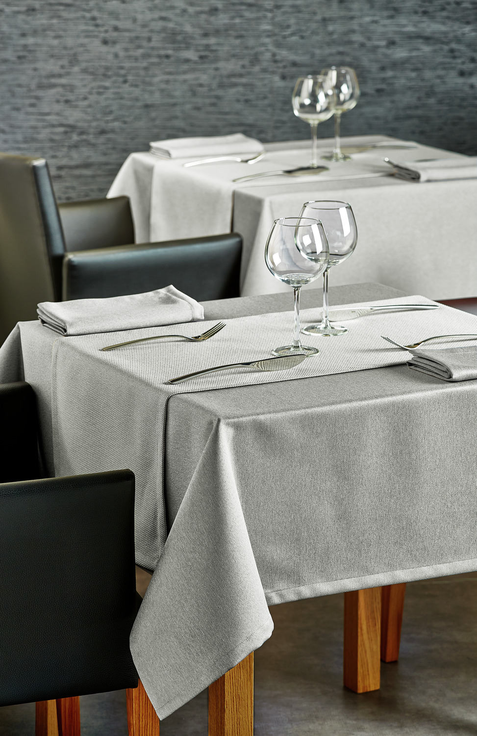 ERWIN M. LUSINI Solutions GmbH Tablecloth Ambita Jacquard Tischdecke Ambita Jacquard Tablecloth Ambita Jacquard; 80x80 cm (WxL); light-grey; square Tischdecke Ambita Jacquard; 80x80 cm (BxL); hellgrau; quadratisch 100% polyester. Weight approx. 270 g/m². Timeless tablecloth made of fabric with structure. High quality envelope hem. High lightfastness. Stain resistant finish. Can be combined with Ambita smooth. Suitable for indoor and protected outdoor use. Particularly easy-care, hard-wearing and quick-drying. Personalization possible. 100 % Polyester. Gewicht ca. 270 g/m². Zeitlose Tischdecke aus Gewebe mit Struktur. Hochwertiger Kuvertsaum. Hohe Lichtechtheit. Fleckschutz-Ausrüstung. Kombinierbar mit Ambita glatt. Für den Innen- und geschützten Außenbereich geeignet. Besonders pflegeleicht, strapazierfähig und schnell trocknend. Personalisierung möglich.