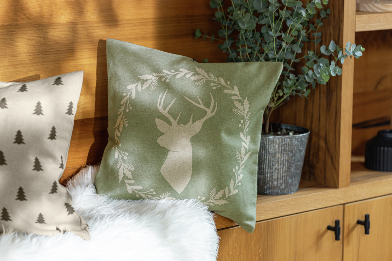 Husa perna LUSINI Kaprun 50x50 cm, din bumbac si in, cu design modern cu cap de cerb si fermoar, Sage Beige
