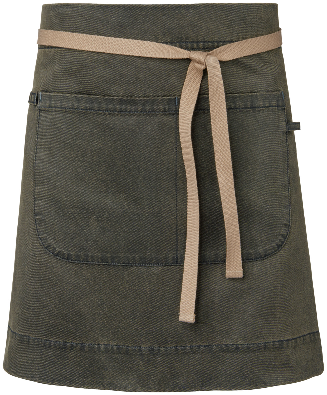 JOBELINE LUSINI Solutions GmbH Apron Ben 50x80 cm (LxW) Schürze Ben 50x80 cm (LxB) Apron Ben 50x80 cm (LxW); 50x80 cm (LxW); dark-brown Schürze Ben 50x80 cm (LxB); 50x80 cm (LxB); dunkelbraun 64 % cotton, 36 % polyester. 250 g/m². 40 °C wash. Trendy apron with durable PU coating. Color-contrasting fabric straps fixed with rivets. With a tea towel loop, pen loop and a two-part pocket that also offers space for a mini tablet. Durable and easy to care for. Bag dimensions: 22x19 cm and 22x15 cm (LxW). 64 % Baumwolle, 36 % Polyester. 250 g/m². 40°-Wäsche. Trendige Schürze mit langlebigem PU-Coating. Farblich abgesetzte, durch Nieten fixierte Stoffbänder. Mit Geschirrtuchschlaufe, Stiftlasche und einer zweigeteilten Tasche, die zusätzlich Platz für ein Tablet im Mini-Format bietet. Strapazierfähig und pflegeleicht. Taschenmaße: 22x19 cm und 22x15 cm (LxB)