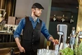 Vestă Jobeline Bistro pentru bărbați, serviciu, neagră, 65% poliester 35% bumbac, cu 5 nasturi, 3 buzunare exterioare, curea reglabilă, complet căptușită