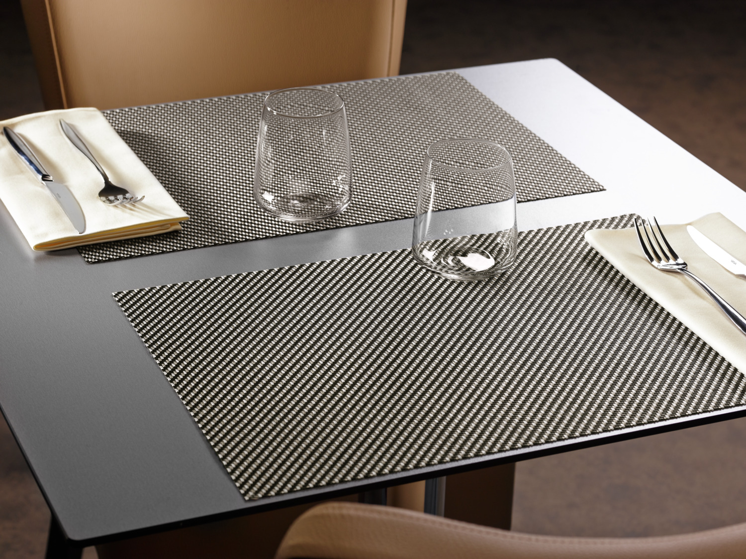Set Place Mat ERWIN M. Fuego, 30 x 45 cm, Rectangular, Plasa PVC si Poliester, Efect Metalic, Durabil si Usor de Curatat, Utilizare Interior si Exterior