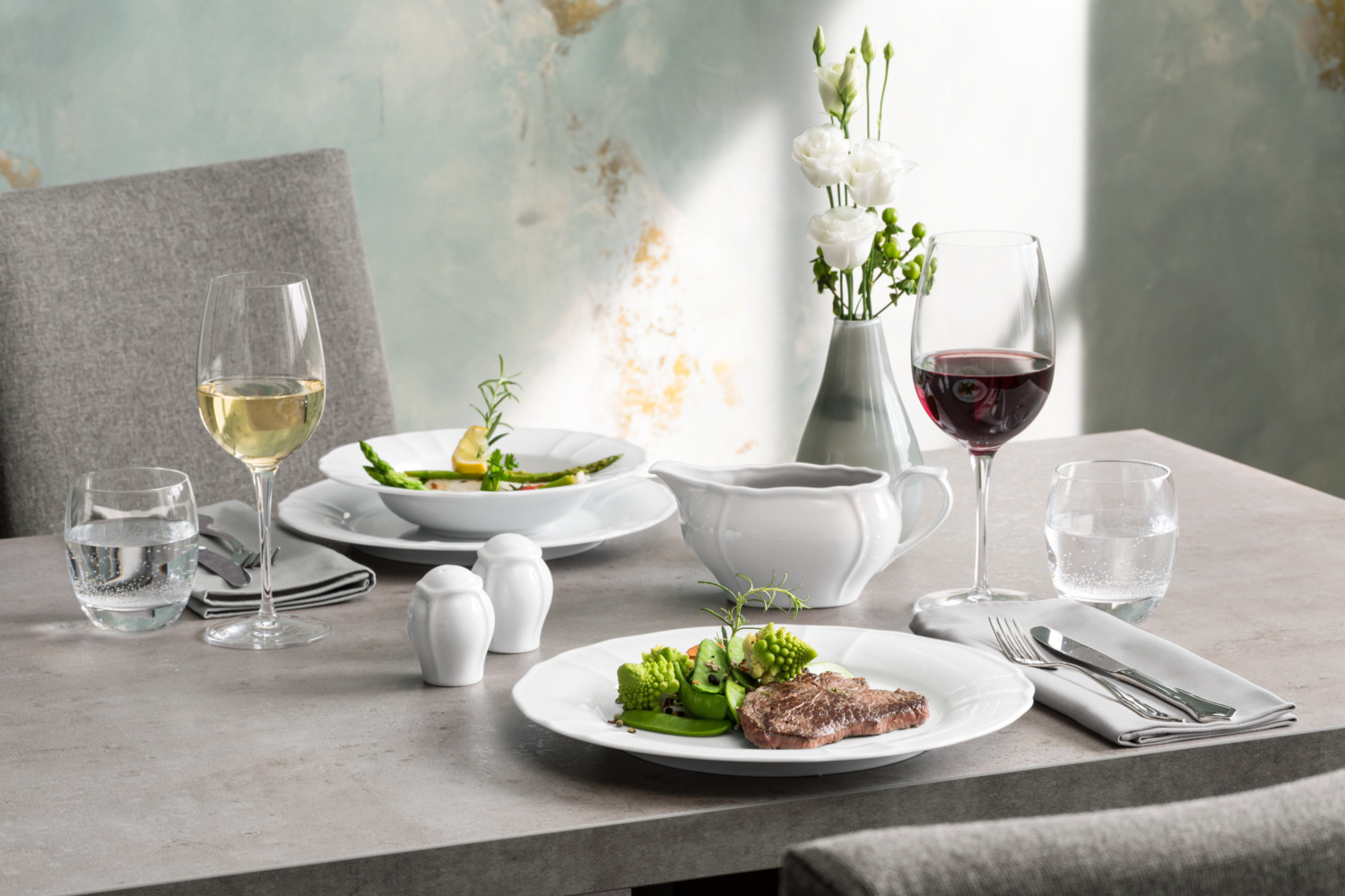 Saucier de Porcelana VEGA Amely, 400ml, Alb, Forma Ovala cu Margini Decorative si Relief Discret, Compatibil cu Masina de Spalat Vase si Cuptor cu Microunde
