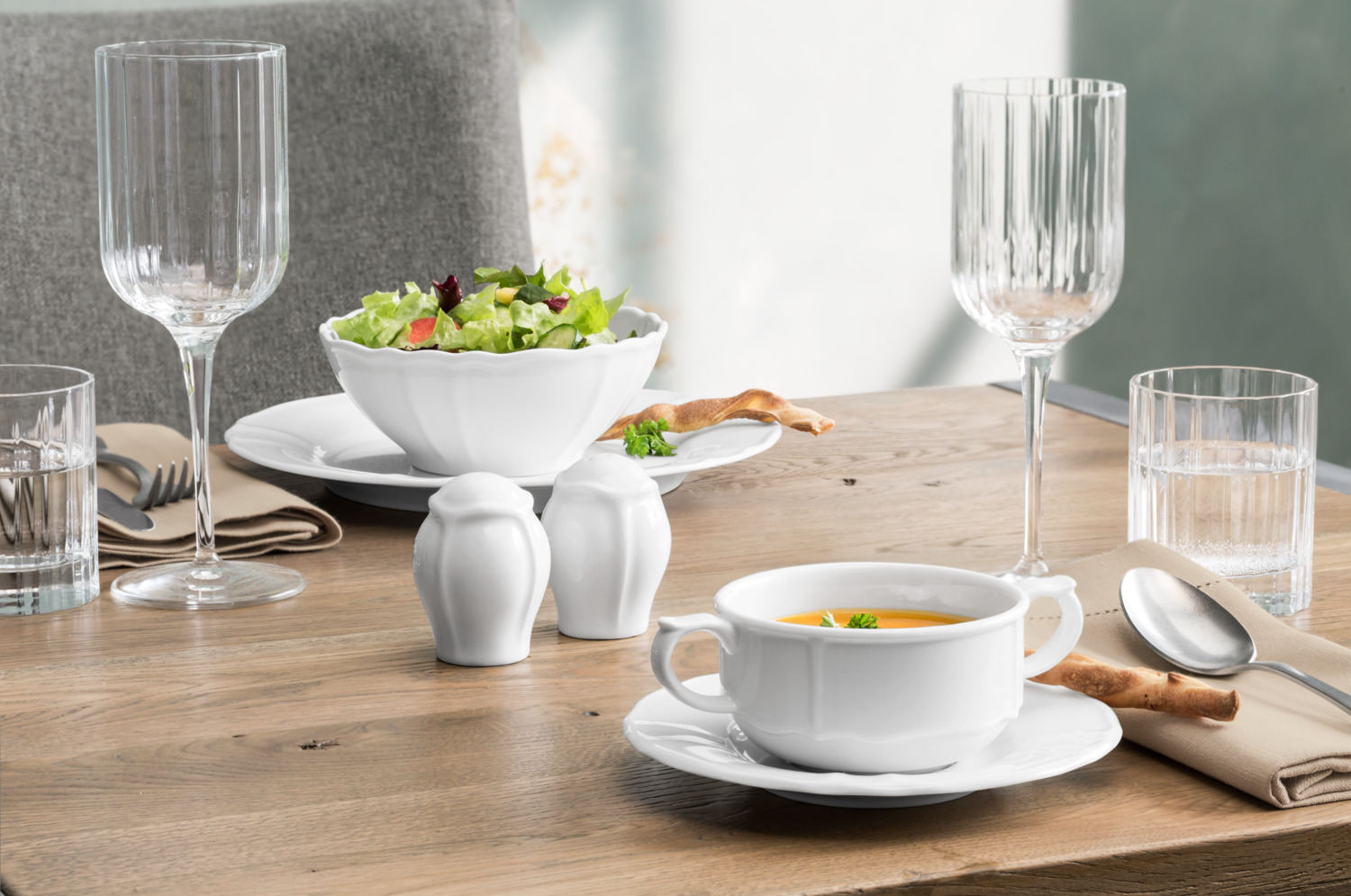 Saucier de Porcelana VEGA Amely, 400ml, Alb, Forma Ovala cu Margini Decorative si Relief Discret, Compatibil cu Masina de Spalat Vase si Cuptor cu Microunde