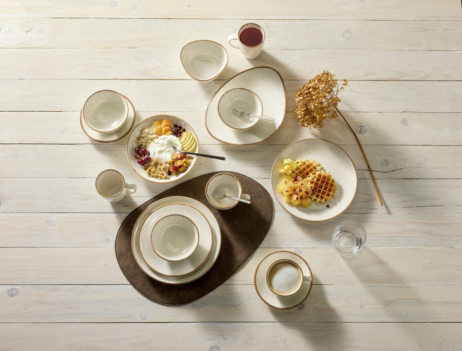 VEGA Sidina Organic Porcelain Flat Plate, Irregular Artisan Shape, Beige, 27.5 x 21 cm, Dishwasher and Microwave Safe, Professional Catering