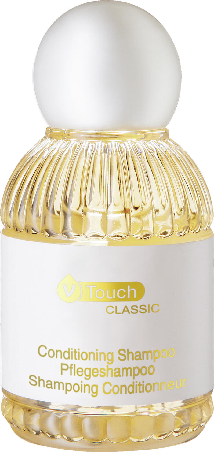 V-Touch LUSINI Solutions GmbH Hotel shampoo Classic Hotel Shampoo Classic Hotel shampoo Classic; 45 ml; golden/white; 240 piece / pack Hotel Shampoo Classic; 45 ml; gold/weiß; 240 Stück / Pack Delicately scented V-Touch Classic shampoo suitable for all hair types. The shampoo cleanses the hair gently and nourishes it, leaving it silky soft and shiny. The shampoo exudes a delicate fragrance of flowers and fresh citrus fruits. Dermatologically tested and pH-neutral. The shampoo is supplied in transparent 45 ml bottles with screw caps. Order the matching V-Touch Classic bath and shower gel at the same time. Zart duftendes Shampoo V-Touch Classic für jeden Haar Typ geeignet. Das Shampoo reinigt das Haar mild und pflegend und sorgt für seidenweichen, schönen Glanz. Dabei verströmt das Shampoo einen zarten Duft nach Blüten und frischen Zitrusfrüchten. Dermatologisch getestet und pH-neutral. Das Shampoo wird in transparenten 45 ml- Flaschen mit Schraubverschluss geliefert. Passende Bade- und Duschgel V-Touch Classic gleich mitbestellen.