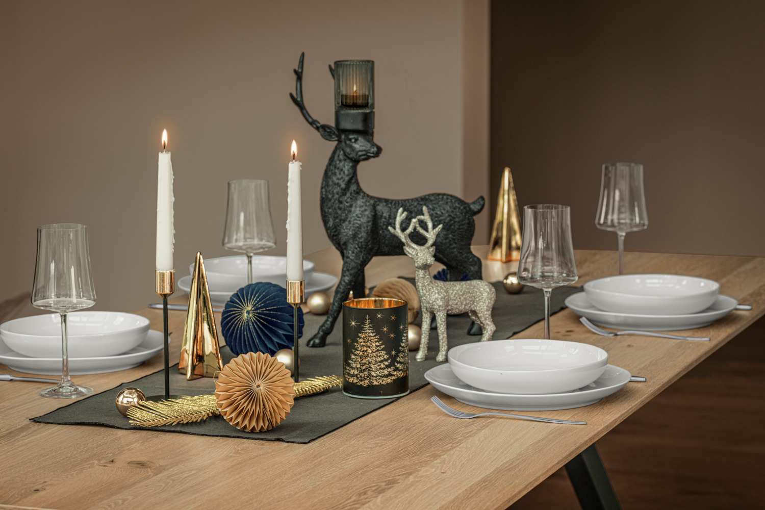 Crenga Decorativa din Plastic Vega Haruka, 52 cm, Culoare Auriu cu Finisaj Sclipici Auriu, Decoratiune Artificiala