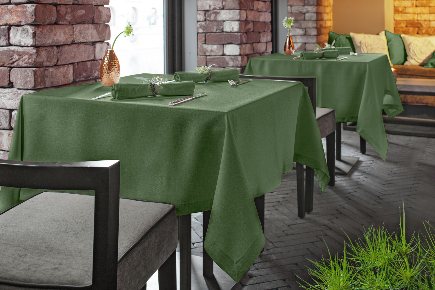 ERWIN M. LUSINI Solutions GmbH Tablecloth Nova Tischdecke Nova Tablecloth Nova; 80x80 cm (WxL); dark-green; square Tischdecke Nova; 80x80 cm (BxL); dunkelgrün; quadratisch 100% polyester. Weight approx. 210 g/m². Easy care tablecloth in mottled look. High quality confection with envelope hem. Beautiful structure with natural feel. Robust, durable. 100 % Polyester. Gewicht ca. 210 g/m². Pflegeleichte Tischdecke in melierter Optik. Hochwertige Konfektion mit Kuvertsaum. Schöne Struktur mit natürlichem Griff. Robust, langlebig.