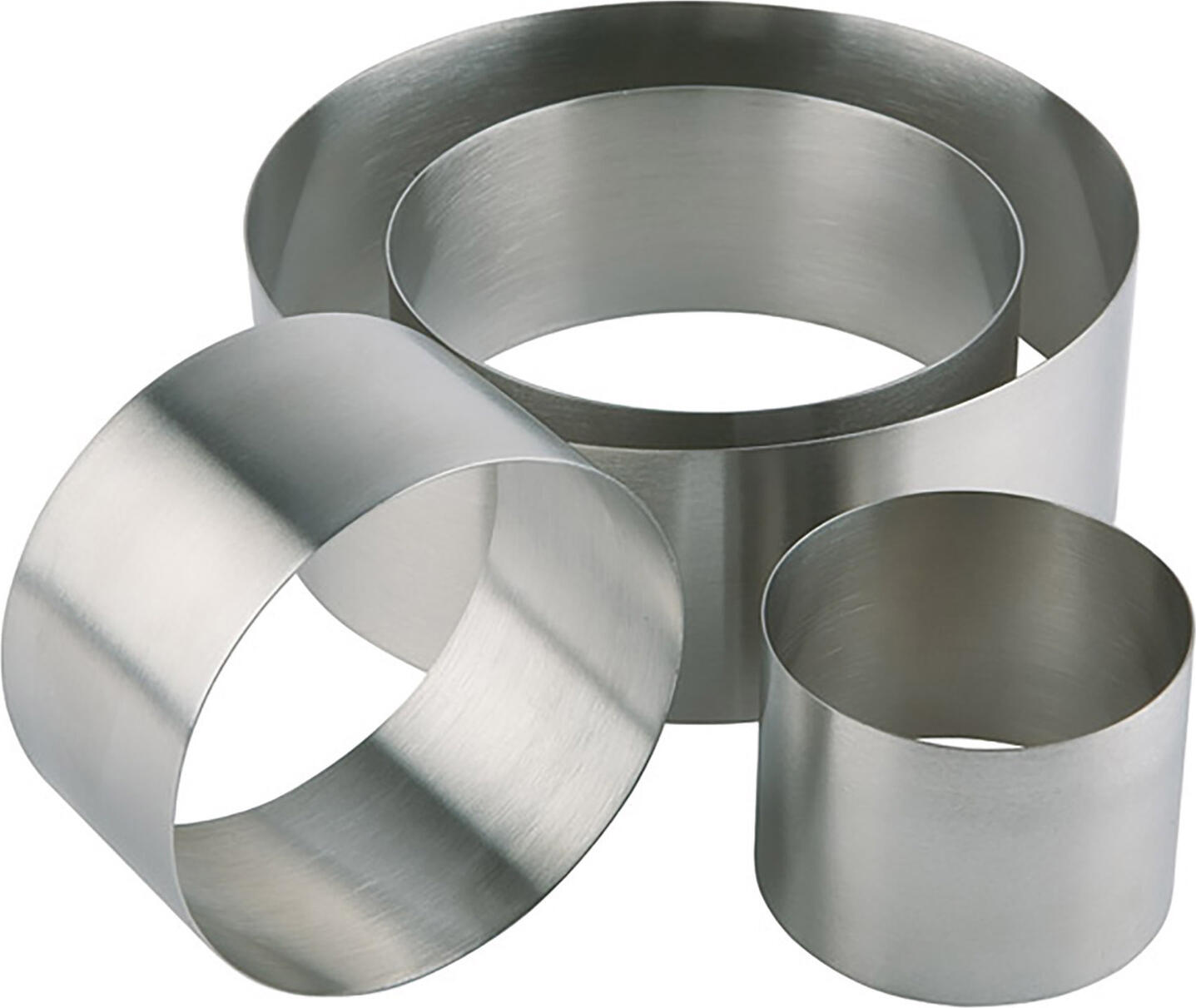 APS Assheuer + Pott GmbH & Co. KG Foam ring Schaumspeisering, Edelstahl Foam ring; 12x4.5 cm (ØxH); silver; round Schaumspeisering, Edelstahl; 12x4.5 cm (ØxH); silber; rund Matt polished, seamless. The APS foam riser is made of seamless stainless steel and is available in various sizes. Der Schaumspeisering ist ein professionelles Zubehör für Küche, Patisserie und Catering. Gefertigt aus mattiertem Edelstahl, eignet er sich ideal zum präzisen Formen, Anrichten und Portionieren von Speisen, Desserts, Vorspeisen oder Beilagen. Die fugenlose Verarbeitung unterstützt hygienisches Arbeiten und eine saubere Präsentation im täglichen Einsatz. * Aus Edelstahl gefertigt * Mattierte Oberfläche * Fugenlose Verarbeitung * Ideal zum Formen und Anrichten * Spülmaschinengeeignet