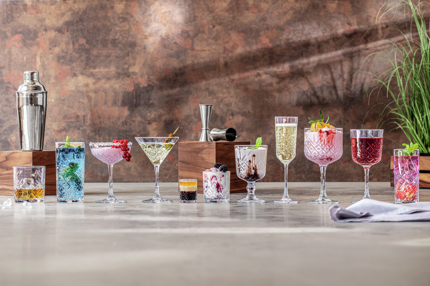 Pahar de Cocktail Pasabahce Timeless, 320 ml, Inaltime 151 mm, Diametru 88 mm, Sticla Temperata Transparenta cu Model Relievat, Rezistent la Masina de Spalat Vase