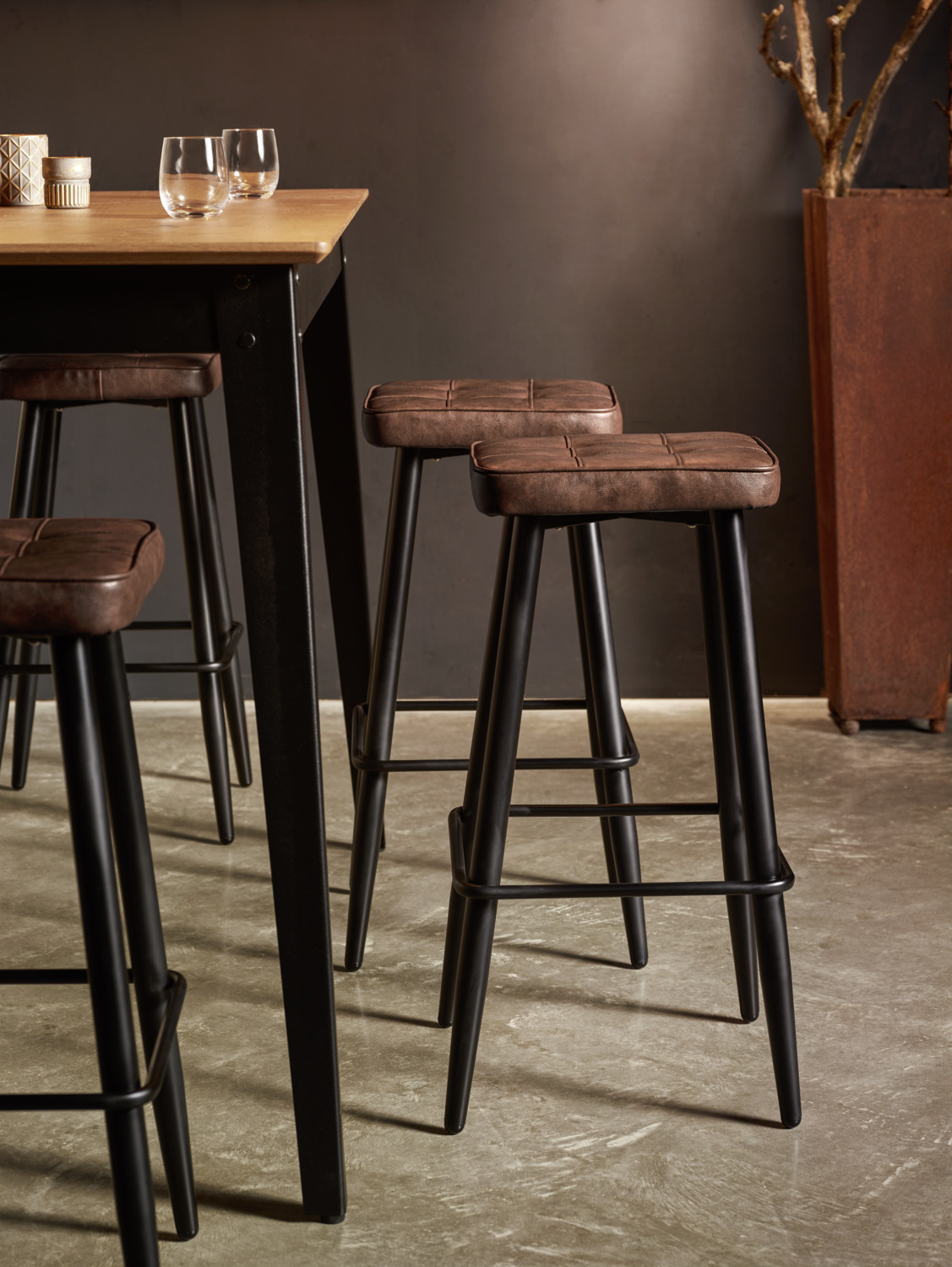 Scaun de bar VEGA Casto, Piele ecologica maro cu quilting, Cadru din otel vopsit electrostatic, 43x43x81 cm, Fara bratze, Utilizare interior