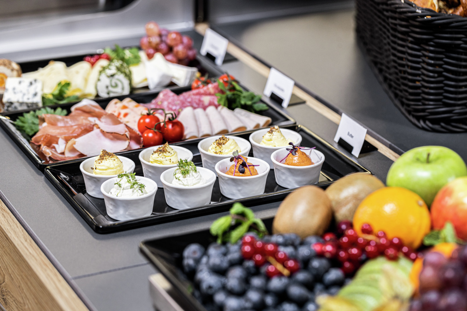 VEGA LUSINI Melamine Buffet Platter GN 1/3, Black, Shockproof and Unbreakable Presentation Tray, Dishwasher Safe, 32.5 x 17.6 x 3 cm
