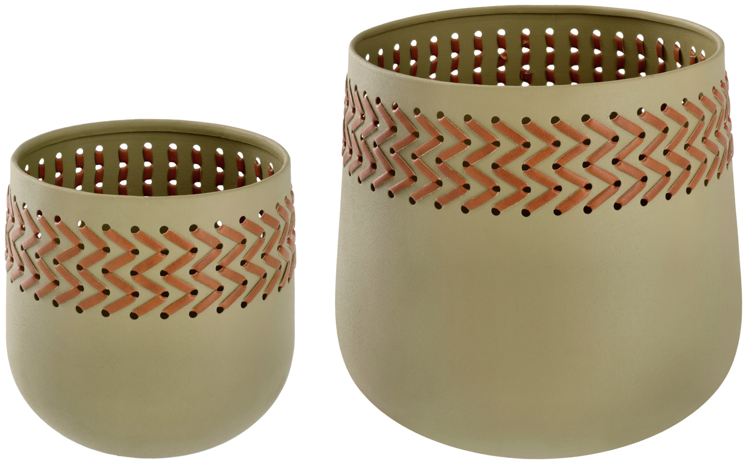 VEGA LUSINI Solutions GmbH Planter set Abrama Übertopf-Set Abrama Planter set Abrama; 16x16 cm (ØxH); sage Übertopf-Set Abrama; 16x16 cm (ØxH); salbei Set consisting of two planters ØxH 16x16 cm and 23x21cm made of lacquered metal with vegan leather decorations. Set bestehend aus zwei Übertöpfen ØxH 16x16cm und 23x21cm aus lackiertem Metall mit Verzierungen aus veganem Leder.