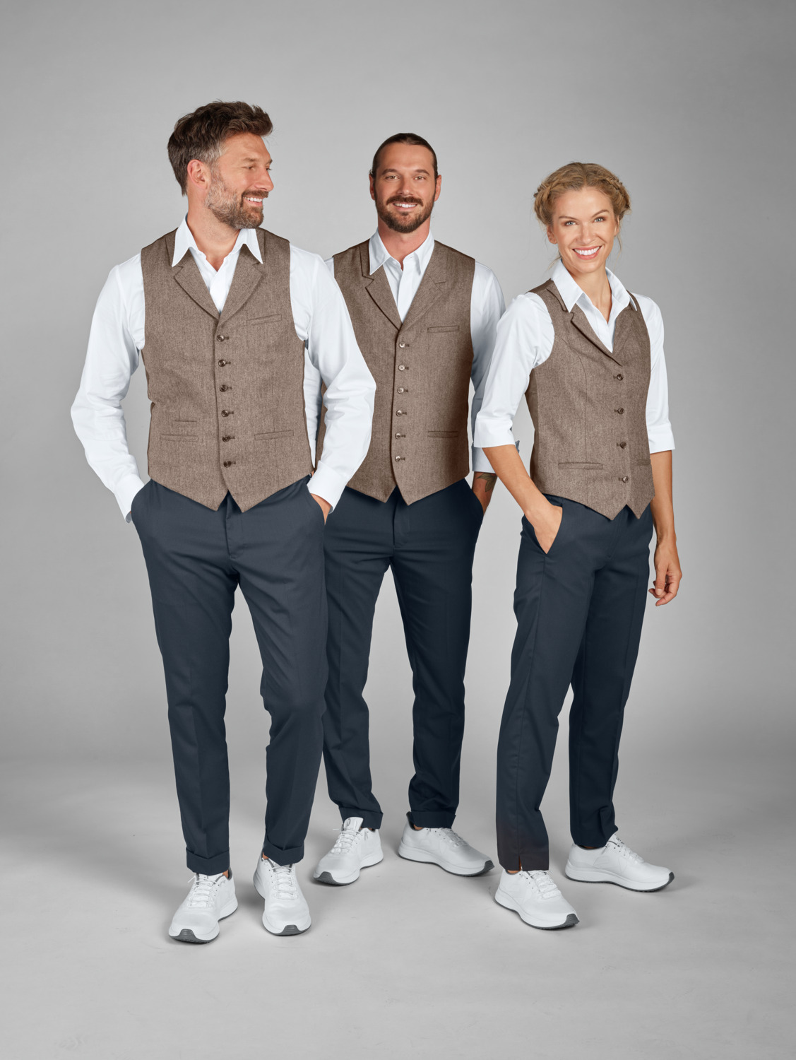 JOBELINE LUSINI Solutions GmbH Women's vest Austin Damen Weste Austin Women's vest Austin; Size 34; brown Damen Weste Austin; Kleidergröße 34; braun 60 % wool, 40 % polyester. 30°C gentle wash. Modern, high-quality ladies' waistcoat made from a wool/polyester blend in a herringbone look. With a narrow lapel collar, classic centre 4-button placket, two inside piped pockets and a functional, adjustable back strap. Fully lined and lined at the back for good ventilation. Tailored cut. Back length: 52.5 cm for size 36. 60 % Wolle, 40 % Polyester. 30°-Schonwäsche. Moderne, hochwertige Damenweste aus einem Woll-Polyestergemisch in Fischgratoptik. Mit schmalem Reverskragen, klassischer mittlerer 4-Knopfleiste, zwei innenliegenden Paspeltaschen und funktionalem, verstellbarem Rückenriegel. Komplett abgefüttert, sowie mit Futterstoff in der Rückenpartie gearbeitet für eine gute Belüftung. Tailliert geschnitten. Rückenlänge: 52,5 cm in Gr. 36