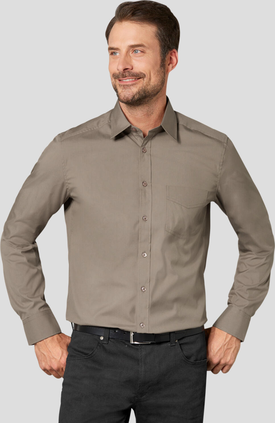 JOBELINE LUSINI Solutions GmbH Men's shirt Kim long sleeve Herrenhemd Kim Langarm Men's shirt Kim long sleeve; Size 43/44; taupe Herrenhemd Kim Langarm; Kleidergröße 43/44; taupe 65 % cotton, 35 % polyester. 30 °C wash. Modern men's shirt in long sleeve with button placket, Kent collar and breast pocket on the left. The easy-care and easy-iron shirt has a slightly fitted cut. Also available in half sleeve. Back length: 80 cm for size 39/40. 65 % Baumwolle, 35 % Polyester. 30°-Wäsche. Modernes Herrenhemd in Langarm mit Knopfleiste, Kent-Kragen und Brustasche links. Das pflege- und bügelleichte Hemd ist leicht tailliert geschnitten. Auch in Halbarm erhältlich. Rückenlänge: 80 cm in Gr 39/40