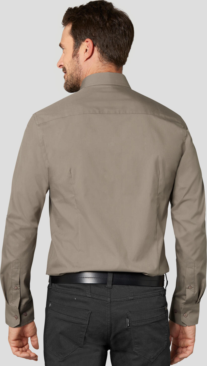 JOBELINE LUSINI Solutions GmbH Men's shirt Kim long sleeve Herrenhemd Kim Langarm Men's shirt Kim long sleeve; Size 43/44; taupe Herrenhemd Kim Langarm; Kleidergröße 43/44; taupe 65 % cotton, 35 % polyester. 30 °C wash. Modern men's shirt in long sleeve with button placket, Kent collar and breast pocket on the left. The easy-care and easy-iron shirt has a slightly fitted cut. Also available in half sleeve. Back length: 80 cm for size 39/40. 65 % Baumwolle, 35 % Polyester. 30°-Wäsche. Modernes Herrenhemd in Langarm mit Knopfleiste, Kent-Kragen und Brustasche links. Das pflege- und bügelleichte Hemd ist leicht tailliert geschnitten. Auch in Halbarm erhältlich. Rückenlänge: 80 cm in Gr 39/40