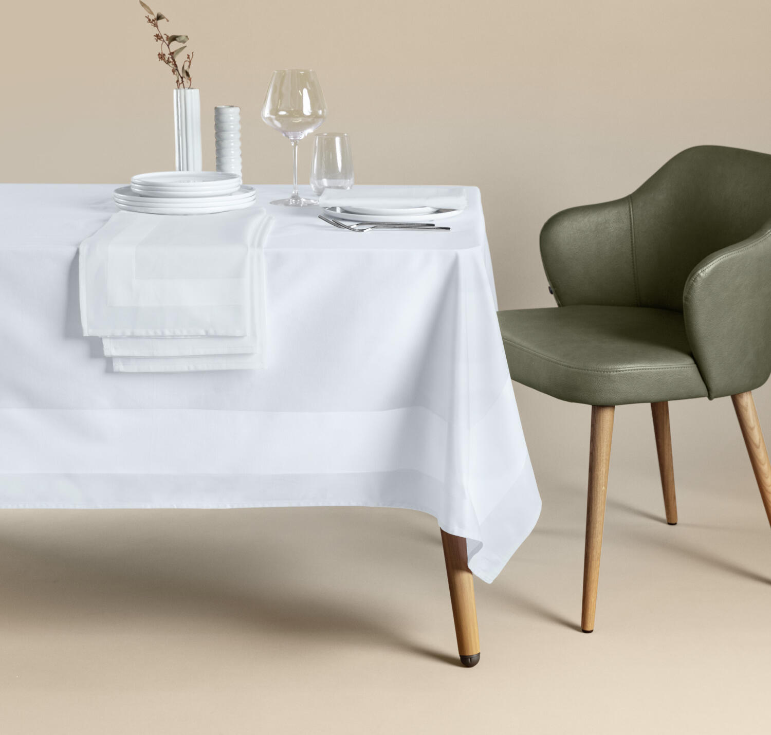 ERWIN M. LUSINI Solutions GmbH Tablecloth Atlanta-Fox Tischdecke Atlanta-Fox Tablecloth Atlanta-Fox; 130x190 cm (WxL); white; rectangular Tischdecke Atlanta-Fox; 130x190 cm (BxL); weiß; rechteckig 100% cotton. Half thread. Weight approx. 190 g/m². Classic damask tablecloth, with hemmed edge, mercerized. Soft sheen, classic atlas design. Boil-proof and chlorine-resistant. Durable. Mangle resistant. Personalization possible. 100 % Baumwolle. Halbzwirn. Gewicht ca. 190 g/m². Klassische Damast-Tischdecke mit gesäumtem Rand, mercerisiert. Sanfter Glanz, klassische Atlaskante. Koch- und chlorecht. Strapazierfähig. Mangelfest. Personalisierung möglich.