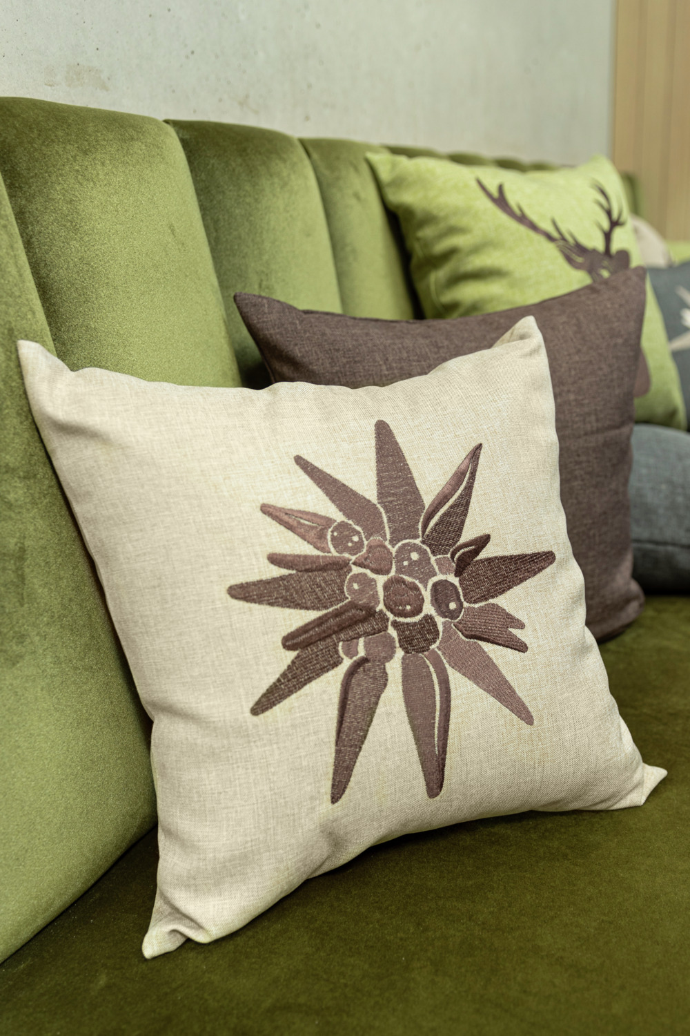 ERWIN M. LUSINI Alpino Cushion Cover, 40 x 40 cm, Sand, Embroidered Floral Edelweiss Motif, 100% Polyester, Zip Fastening, OEKO-TEX Standard 100