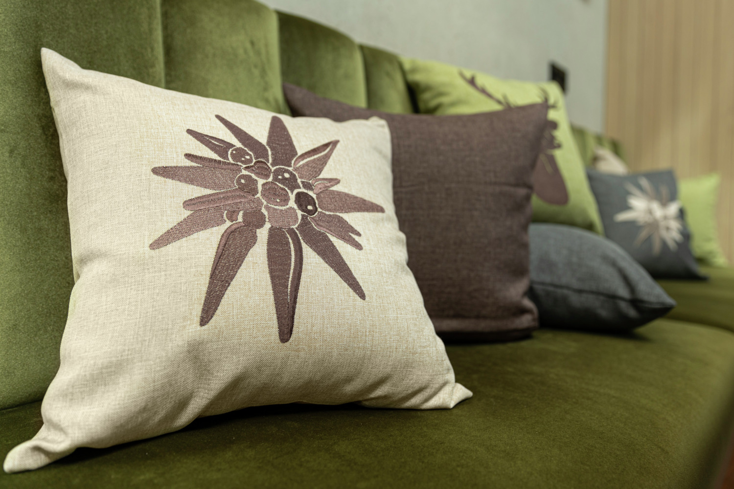 ERWIN M. LUSINI Alpino Cushion Cover, 40 x 40 cm, Sand, Embroidered Floral Edelweiss Motif, 100% Polyester, Zip Fastening, OEKO-TEX Standard 100