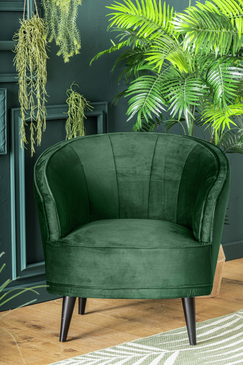 Fotoliu de relaxare VEGA Garbo, Invelmantor de catifea verde brad, picioare din lemn de fag lakerat negru, interior cu matlasare, 86x75x84 cm