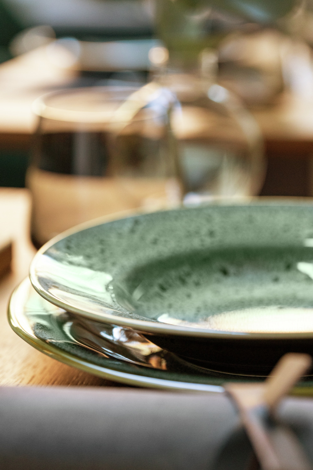 VEGA Nano deep Stoneware Plate, Green, Reactive Glaze Round Dish with Irregular Edges, 24 cm Diameter, Dishwasher and Microwave Safe