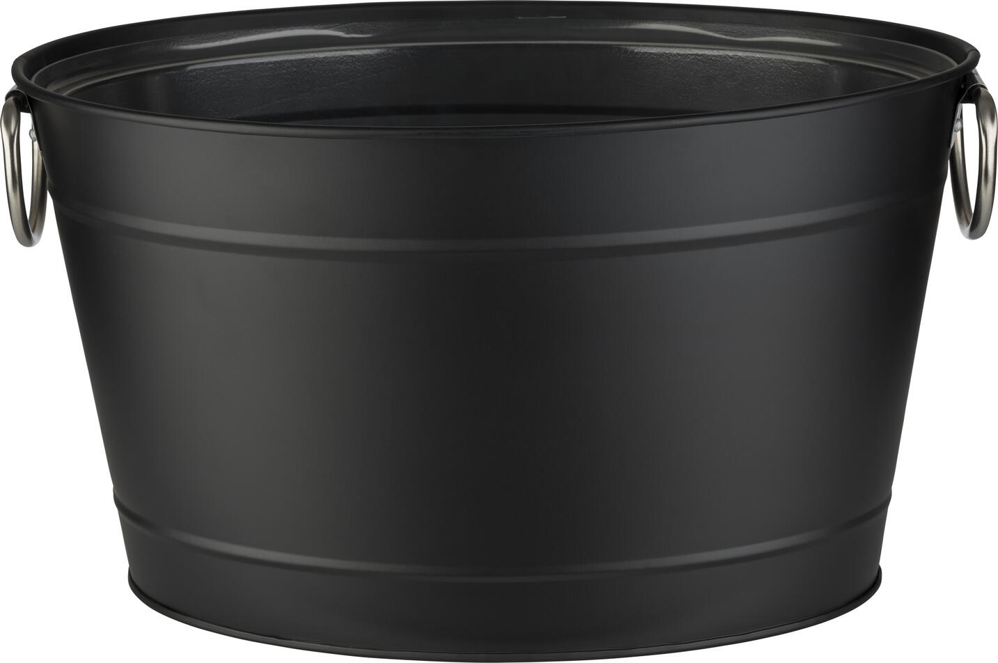APS Assheuer + Pott GmbH & Co. KG Drinks tub TIN , 11 litres Getränkewanne TIN, 11 l Drinks tub TIN , 11 litres; 11 l, 40x28x22 cm (LxWxH); black Getränkewanne TIN, 11 l; 11 l, 40x28x22 cm (LxBxH); schwarz The TIN drinks tub from APS is made of galvanised metal and has a plastic insert. The galvanised look ensures a stylish design and the large volume allows several bottles to be cooled at the same time. Die Getränkewanne TIN eignet sich ideal zum Kühlen und Präsentieren von Flaschen, Dosen oder anderen Getränken bei Buffet, Event und Service. Der praktische Kunststoffeinsatz unterstützt eine saubere Nutzung und erleichtert das Handling im Alltag. Die stabile Materialkombination aus Metall und PVC macht die Wanne zu einer funktionalen Lösung für Gastronomie und private Anlässe. * Material: Metall, PVC * Zum Kühlen und Präsentieren von Getränken * Mit Kunststoffeinsatz * Stapelbar * Handwäsche * Nicht spülmaschinengeeignet