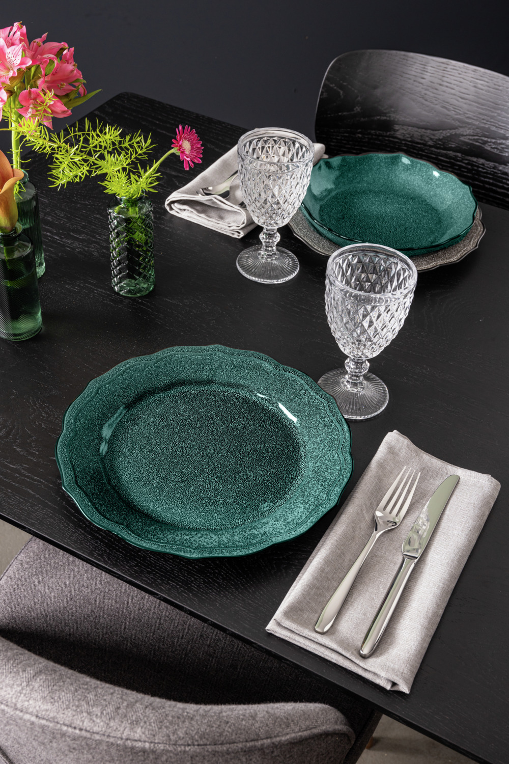 VEGA LUSINI Solutions GmbH Plate Antiqus deep Teller Antiqus tief Plate Antiqus deep; 1000 ml, 24x4.2 cm (ØxH); teal; round; 4 piece / pack Teller Antiqus tief; 1000 ml, 24x4.2 cm (ØxH); petrol; rund; 4 Stück / Pack Colorful deep porcelain plate. Classic vintage design combined with trendy colors. Dishwasher safe and microwaveable. Farbiger tiefer Teller aus Porzellan. Klassische Vintageform vereint mit trendigen Farben. Spülmaschinenfest und mikrowellengeeignet.