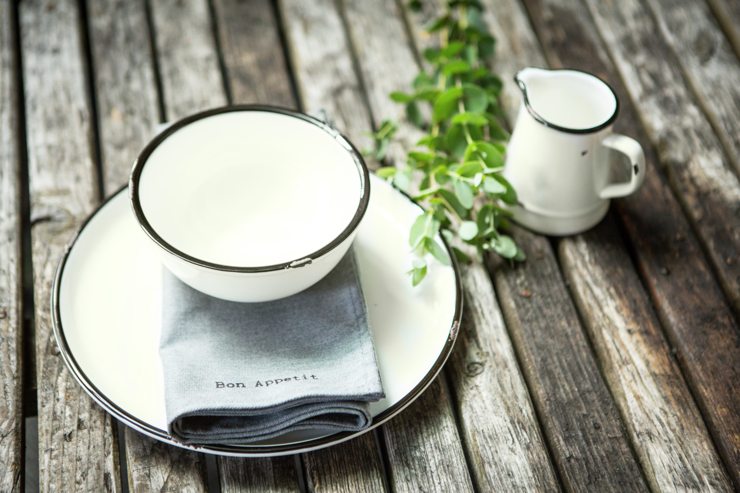 VEGA Liron Round Porcelain Milk Jug and Sugar Bowl Set, Retro Cream White with Black Rim, 250ml Jug and 200ml Sugar Bowl with Lid, Dishwasher and Microwave Safe