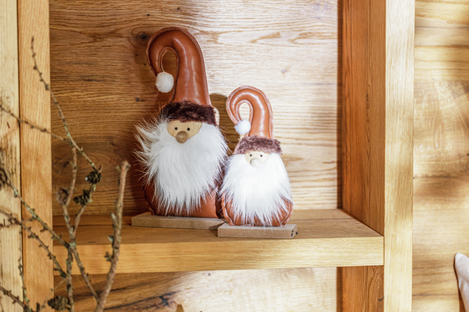 Vega Gonk Decoration Afrim, Decorative Wichtel Figure with Wooden Base, Imitation Leather and Textiles, 10 x 5 x 21 cm, Brown and White