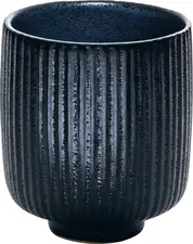 Playground BHS tabletop AG Cup Nara Relief Obertasse Nara Relief Cup Nara Relief; 100 ml, 7x6.6 cm (ØxH); black; 6 piece / pack Obertasse Nara Relief; 100 ml, 7x6.6 cm (ØxH); schwarz; 6 Stück / Pack Designed for the ambitious catering trade, NARA is an extensive stoneware collection that creates an attractive contrast between smooth inner surfaces and highly textured outer surfaces thanks to its handcrafted finish. The filigree feet are barely visible, giving the products a floating effect. The patina-like Craquelle glazes available in various earthy tones and a matt black, as well as the smooth or reclaimed finish of the outer wall, allow endless combination possibilities for attractive food presentations. Entworfen für die ambitionierte Gastronomie ist NARA eine umfangreiche Steinzeug-Kollektion, welche durch seine handwerkliche Verarbeitung einen reizvollen Kontrast zwischen glatten Innenflächen und stark strukturierten Außenflächen schafft. Die filigranen Standfüße sind kaum zu sehen, dadurch verleihen sie den Produkten einen schwebenden Effekt. Die angebotenen patinaartigen Craquelle-Glasuren in unterschiedlichen Erdtönen und einem mattten Schwarz, sowie die glatte oder rekierfierte Ausführung der Außenwandung ermöglichen unendliche Kombinationsmöglichkeiten für ansprechende Speisenpräsentationen.