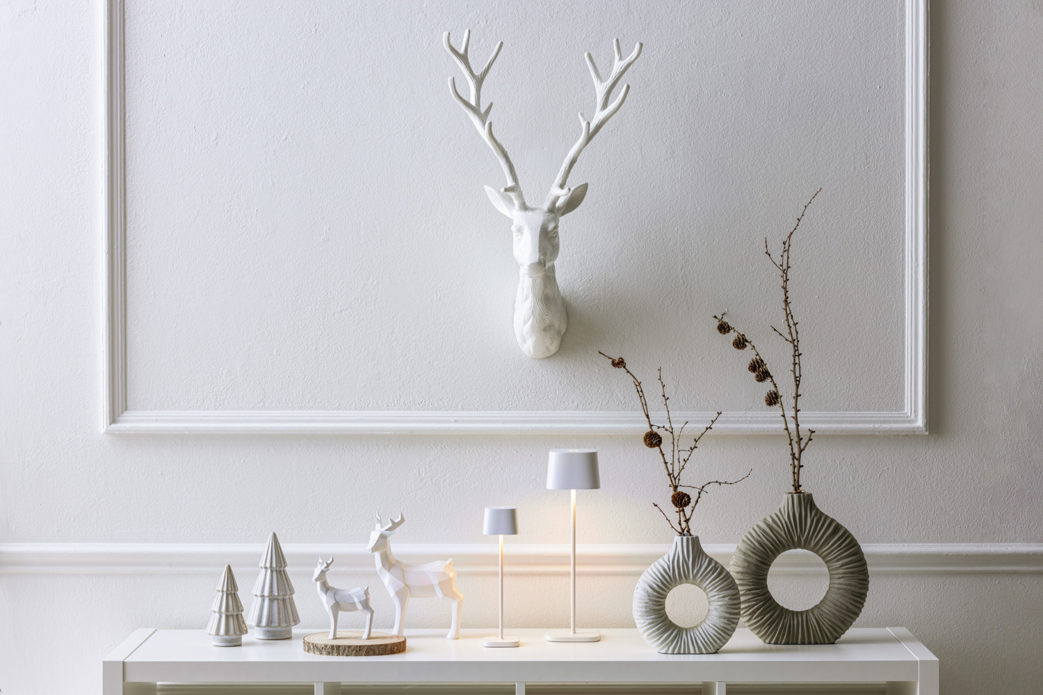 Vega Deer Agna Modern Geometric Low-Poly Decorative Figurine, White Resin Christmas Ornament, 18 x 9 x 24.5 cm