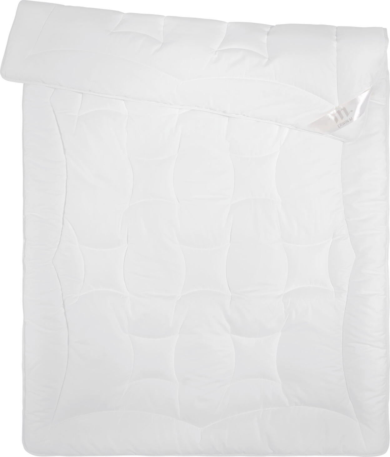 ERWIN M. LUSINI Solutions GmbH Duvet Yukon Bettdecke Yukon Duvet Yukon; 155x220 cm (WxL); white Bettdecke Yukon; 155x220 cm (BxL); weiß The bed with high bulk volume in top quality * High-quality cover * Breathable filling in top quality * Temperature compensating * High bulk volume * Warming effect * Cigarette glow test according to EN ISO 12952-1 passed * Pillows: Individual adjustment of the filling volume by zipper Filling: 100 % polyester, supersiliconized top hollow fiber. Cover: 100 % cotton satin, white, shiny. 60  °C wash. Tumble drying possible. Dry cleaning possible, do not chloriate. Füllung: 100 % Polyester (supersilikonisierte Hohlfaser). Bezug: 100 % Baumwollsatin, weiß glänzend. Bettdecke für traumhaften Schlafkomfort. Atmungsaktive Füllung für angenehmes Schlafklima. Temperaturausgleichend. Pflegeleicht. Für den ganzjährigen Gebrauch. Zigarettenglühtest nach EN ISO 12952-1 bestanden. Die mit Silikon ummantelte Faser schützt die Decke vor Verklumpungen. Bei der Verwendung von Chlor löst sich das Silikon auf und die Fasern in der Decke verklumpen.