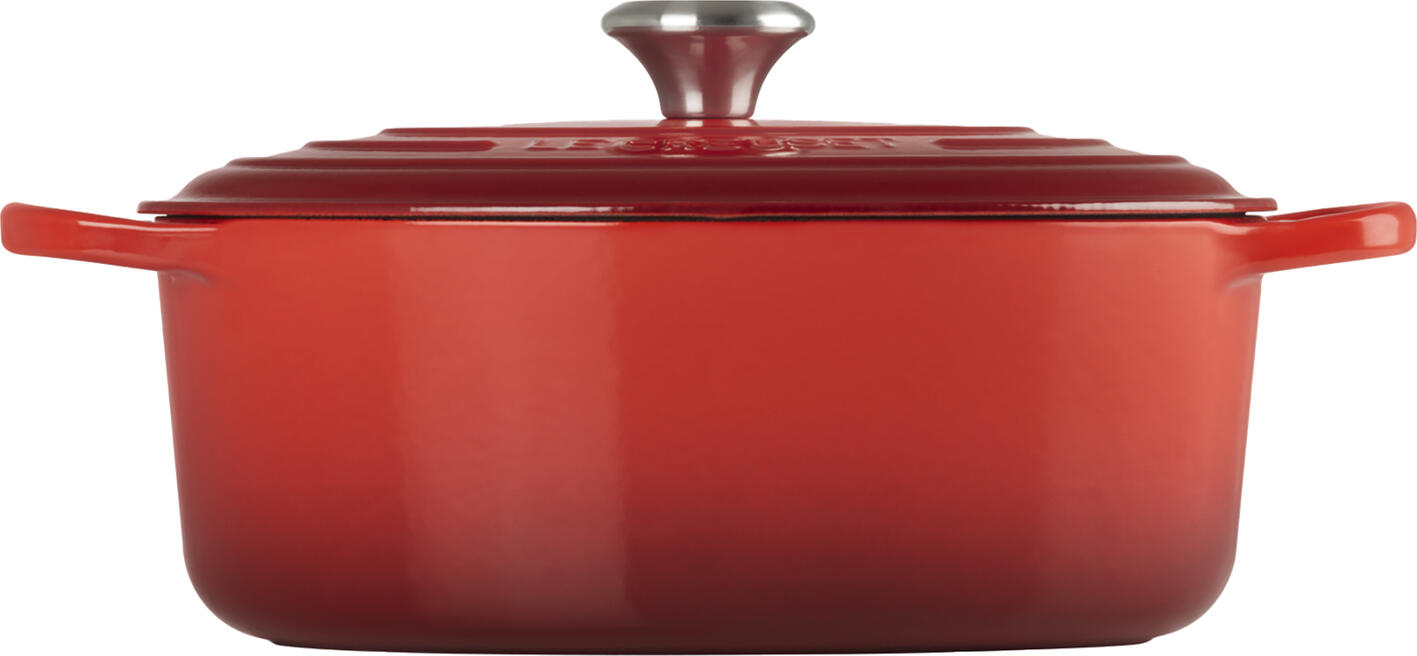 Le Creuset Le Creuset GmbH Roaster Signature oval Bräter Signature oval Roaster Signature oval; 4.7 l, 37.8x24x17 cm (LxWxH); dark-red; oval Bräter Signature oval; 4.7 l, 37.8x24x17 cm (LxBxH); dunkelrot; oval Oval cast iron roaster for braising and roasting meat and vegetables. Ideal for preparing stews and soups or baking bread. Perfect for warming and serving food thanks to uniform distribution and retention of heat from the base to the sides. The cast iron construction makes it ideal for energy-efficient braising and cooking. Suitable for all types of stove, including induction hobs and ovens. Large handles for a secure and comfortable grip when lifting and carrying the pot even while wearing oven mitts, scratch-resistant, bright enamel on the inside. Enameled cast iron lid with heat-resistant stainless steel knob. Suitable for dishwasher. Made in France. Size including lid and handles: 37.4 x 39.4 x 17 cm Ovaler Gusseisen-Bräter zum Schmoren und Braten von Fleisch sowie Gemüse. Ideal zur Zubereitung von Eintöpfen und Suppen oder zum Brot backen. Ideal zum Warmhalten und Servieren durch gleichmäßige Wärmeverteilung sowie -speicherung vom Boden bis in die Seitenwände, energieeffizientes Garen, Schmoren und Kochen dank Fertigung aus Gusseisen. Ideal geeignet für alle Herdarten inkl. Induktion sowie den Backofen. Große Griffe für sicheren und komfortablen Halt beim Anheben und Tragen des Topfes auch mit Ofenhandschuhen, kratzfeste, helle Innenemaillierung. Emaillierter Deckel aus Gusseisen mit hitzebeständigem Edelstahlknauf. Spülmaschinengeeignet. Made in France. Maße mit Deckel und Griffen: 37,4 x 39,4 x 17cm