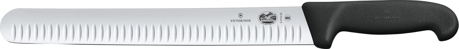Victorinox Victorinox AG Ham knife Fibrox Kullen Schinkenmesser Fibrox Kullen Ham knife Fibrox Kullen; Blade length 30 cm, 43.9 cm (L); silver/black Schinkenmesser Fibrox Kullen; Klingenlänge 30 cm, 43.9 cm (L); silber/schwarz From professionals for professionals Non-slip handles guarantee safe working Particularly high edge retention for a long service life Outstanding sharpness and maximum stability The Fibrox collection was developed for professional chefs, but is also popular with amateur chefs due to its optimum performance and precise cuts. The non-slip, ergonomic handles sit comfortably in the hand and are easy on the wrist. This makes cooking and cutting fun! Extra-sharp stainless steel blades glide through even the thickest cuts of meat and sophisticated special knives handle a variety of kitchen tasks - from filleting fish to glazing cakes. Material handle: Thermoplastic elastomers (TPE) combine the easy processing of thermoplastics with the advantages of elastomers. They are extremely flexible even at high temperatures, very robust and have high impact and notch resistance even at low temperatures. TPE materials can withstand temperatures of up to 110°C. Von Profis für Profis Rutschfeste Griffe garantieren sicheres Arbeiten Besonders hohe Schnitthaltigkeit für eine lange Lebensdauer Hervorragende Schärfe und maximale Stabilität Die Fibrox Kollektion wurde für Profiköche entwickelt, ist aber auch bei Hobbyköchen aufgrund ihrer optimalen Performance und präzisen Schnitte beliebt. Die rutschfesten, ergonomischen Griffe liegen gut in der Hand und schonen das Handgelenk. So machen Kochen und Schneiden Spaß! Extra scharfe Klingen aus rostfreiem Stahl gleiten selbst durch die dicksten Fleischstücke und ausgereifte Spezialmesser erledigen verschiedene Küchenaufgaben – vom Filetieren von Fisch bis zum Glasieren von Torten. Material Griff: Thermoplastische Elastomere (TPE) kombinieren die einfache Verarbeitung von Thermokunststoffen mit den Vorteilen von Elastomeren. Sie sind auch bei hohen Temperaturen extrem flexibel, sehr robust und besitzen sogar bei niedrigen Temperaturen eine hohe Schlag- und Kerbschlagfestigkeit. TPE-Materialien halten Temperaturen von bis zu 110 °C stand.
